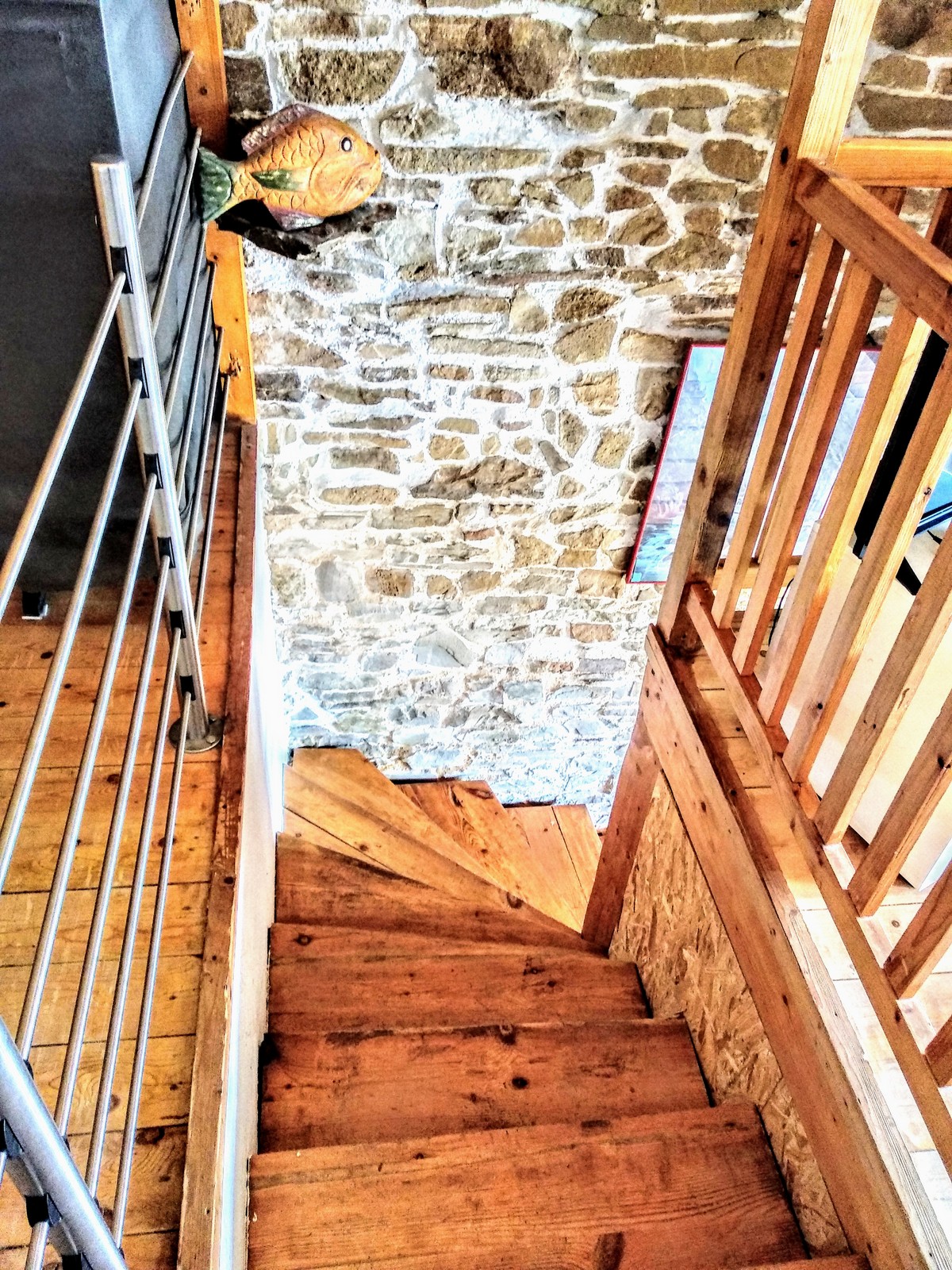 Maisonette Treppe mit Bruchsteinwand