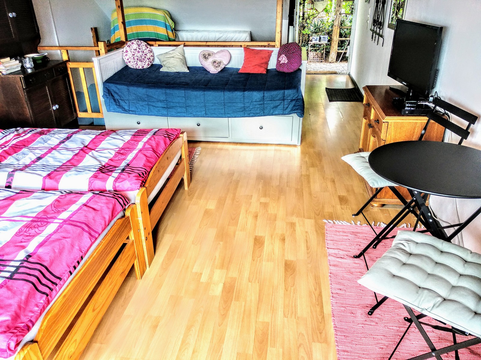 Studio Schlafbereich mit Einzelbetten und Schlafsofa